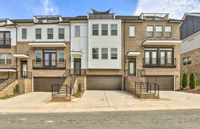 Incredible Townhome in Near Uptown with Move-In Special! photos photos