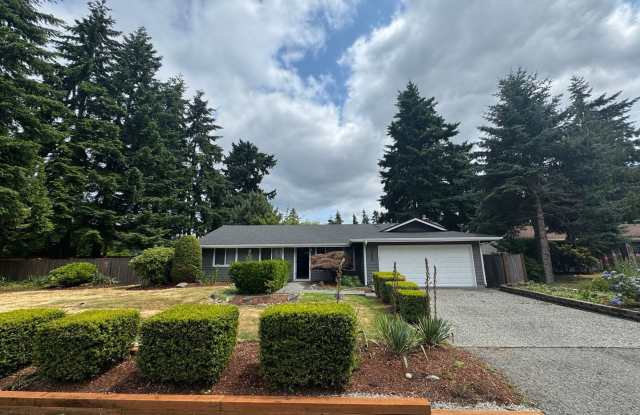 3 Bedroom 2 Bathroom Home in Kirkland photos photos