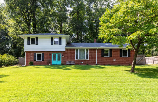 Large fenced in yard and Sun room! Gallery 1