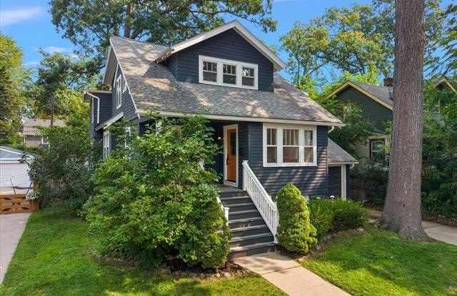 529 Hawthorn Avenue Gallery 3