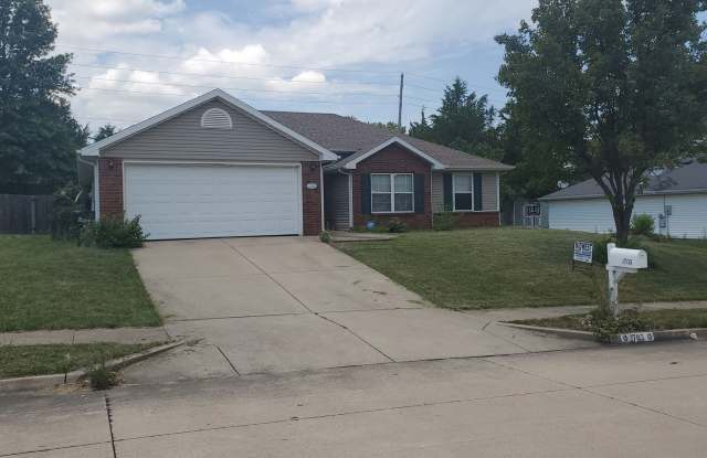 3 bd, 2 ba house, NE Columbia, near I-70/Hwy 63, privacy fence, w/d provided, plank floors, stainless appliances photos photos