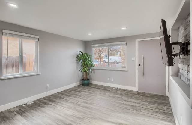 Charming 4-Bedroom Home in Aurora, CO – Modern, Spacious & Pet-Friendly! photos photos