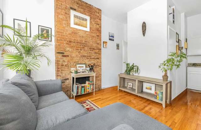 543 1/2 East 6th Street photos photos