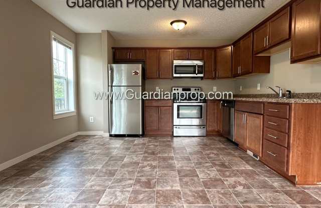 Champlin Corner Unit Town Home, 2 Car Garage, Dishwasher, Washer/Dryer, Balcony Gallery 3