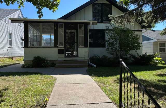 Available Now! Charming 4 Bedroom, 2 Bathroom Home Located in Between Mac-Groveland and Highland Park Gallery 1