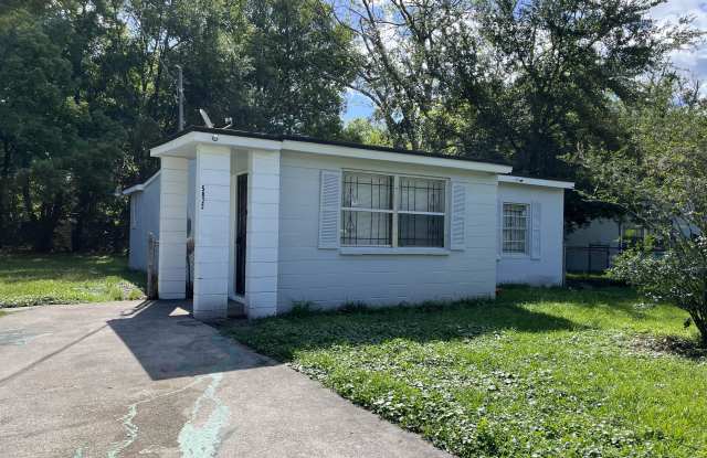 5823 Iris Boulevard Gallery 2