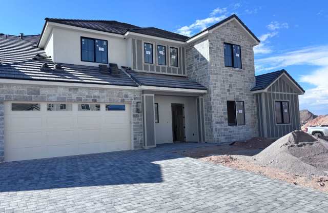 Luxury Living Near Sand Hollow – Spacious Home with RV Garage  Pool! photos photos