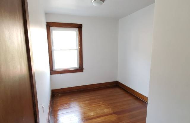 Available NOW! 3 Bedroom home with fenced in yard! Ask how you can get up to one month of FREE rent! Gallery 3