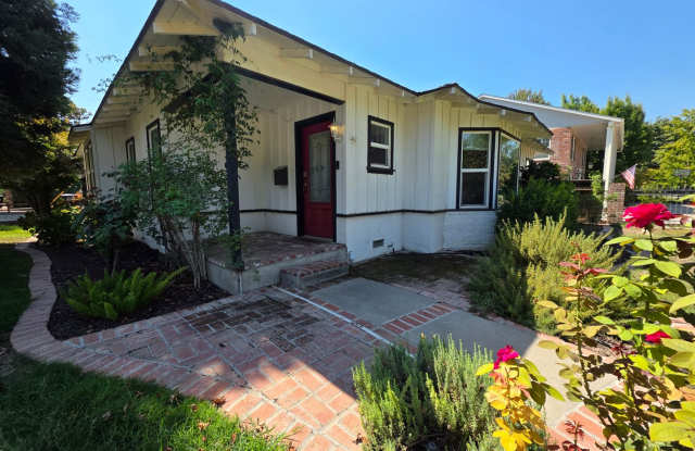 2 bedroom 2 bathroom with brand new A/C unit in Beverly Glen!!! - 1301 West Beverly Drive, Visalia, CA 93277