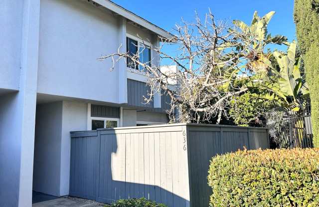 Spacious 3 Bedroom Townhouse in Costa Mesa - 636 Lakeview Lane, Costa Mesa, CA 92626