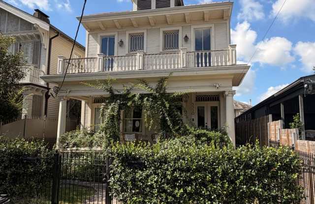 Gorgeous Two Story 3BD/2.5BA w/ Private Fenced in Backyard photos photos