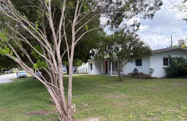 Newly renovated 2/1 - flex room and soaking tub! Gallery 1