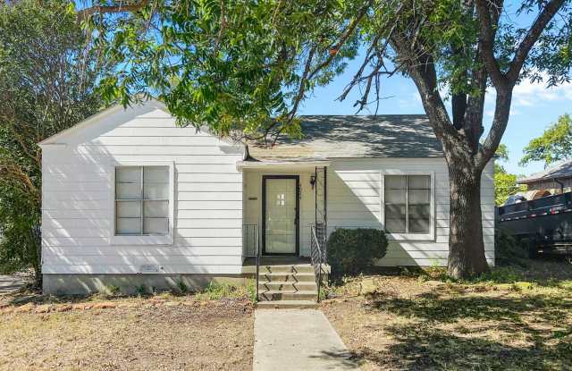 Ridglea West Home with Hardwood Floors  Flexible Living Space - 4924 Penrose Avenue, Fort Worth, TX 76116