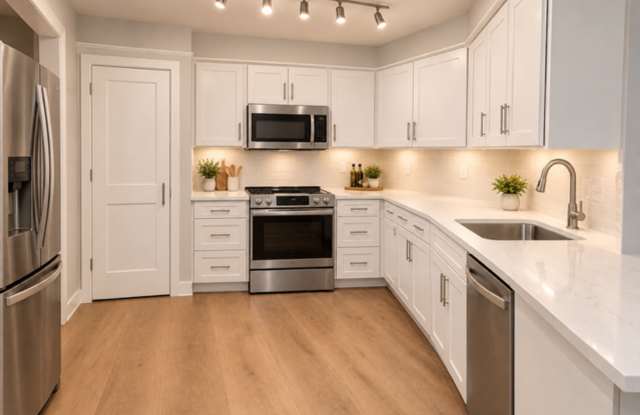 Beautifully Updated 2BR/2BA Dorsey Hall Condo with Bonus Loft Gallery 3
