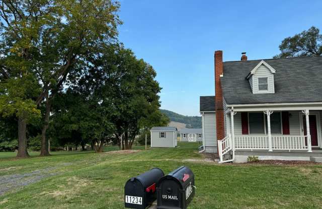 Charming 4 BR in a Rural Setting - Large Yard Gallery 3