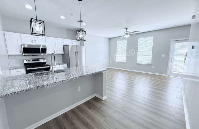 3BD/3BA Available for early August Move In Gallery 4