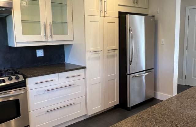 **New Price  Move-in Special!!** Charming Gregory Heights 3 Bed / 2.5 Bath Gallery 4