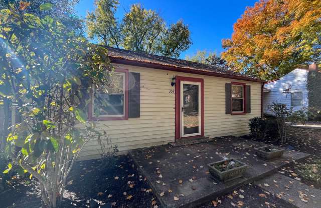 Charming 2 bedroom/ 1 Bath home minutes to Downtown Franklin, dog friendly, fenced yard - 304 Mercury Drive, Franklin, TN 37064