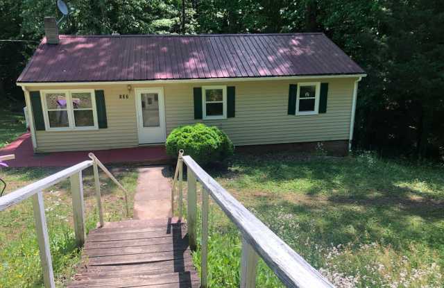137 Central Street - 137 Central Street, Brookneal, VA 24528