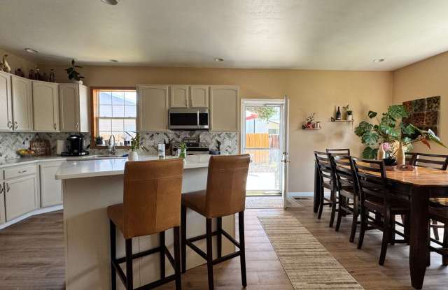 West Valley 3 br 2ba Dbl garage, LVP flooring and more! Gallery 3