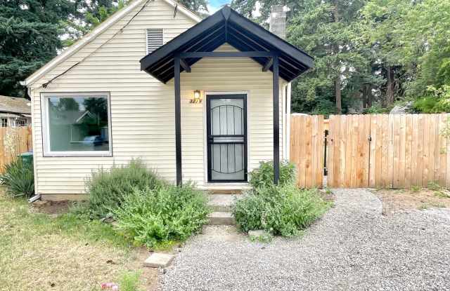 Powellhurst-Gilbert Remodeled Bungalow, Fenced Yard, Off-Street Parking, In-Unit Laundry - 3219 Southeast 119th Avenue, Portland, OR 97266