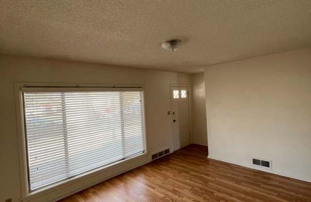 5 Bedrooms 2 Bathroom House! Large Yard and very close to SUU! Gallery 4