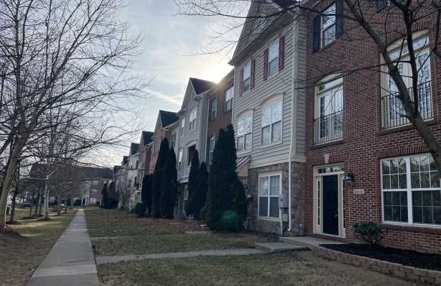 Stunning Light-Filled 3 Bed 2/2 Bath Townhome In Sought After Brambleton photos photos