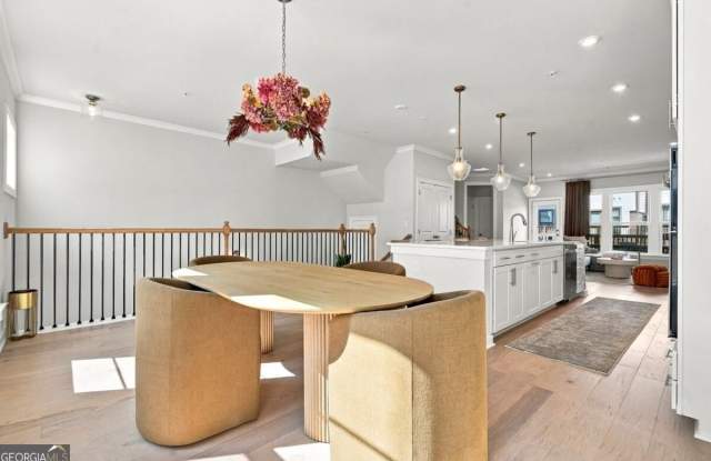 1045 Burnside Road NW Gallery 4