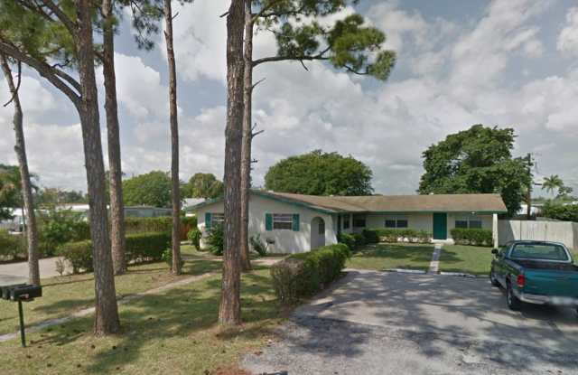 Charming 2-Bedroom Lake Worth Apartment – Water Included! photos photos