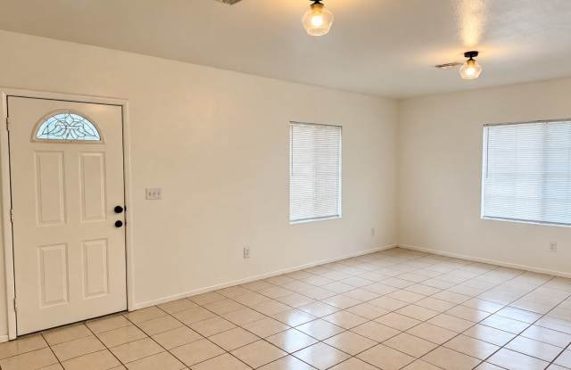 Spacious 3 Bedroom Home Available in El Centro! Gallery 3