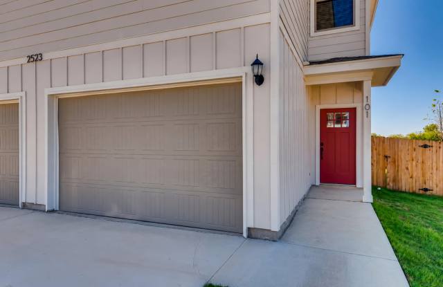 2523 Lynwood Bend, unit 101- NOW AVAILABLE! Gallery 1