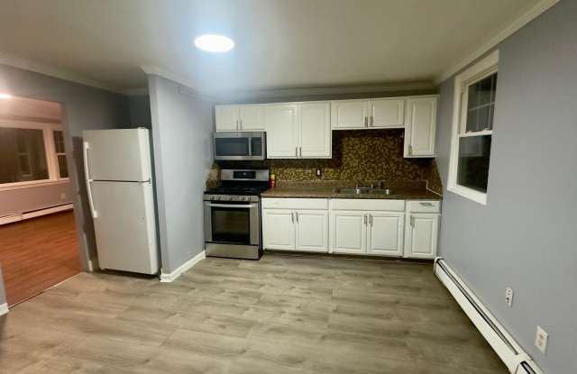 Large 4 bedroom single family house ready to move in - 30 Bellevue Street, Waterbury, CT 06704