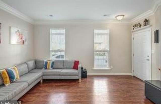 43817 KINGSTON STATION Terrace Gallery 1