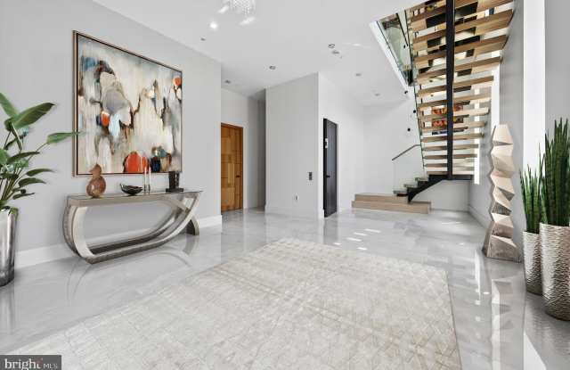4509 FOXHALL Crescent NW Gallery 3