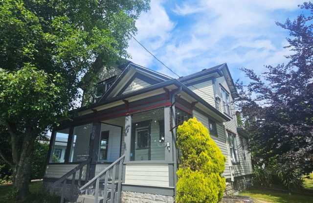 Promo- $1000 gift card at Move In. Charming 5-Bedroom Home with Updated Kitchen, & Bath in Fairhaven! Gallery 3