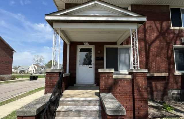 162 Labadie - 2 photos photos