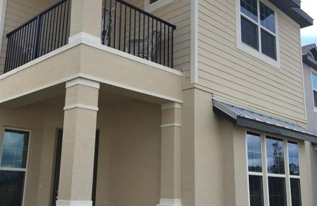 1769 WHITE FEATHER LOOP Gallery 3