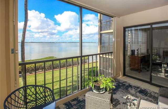 4440 NE Sandpebble Trace Gallery 3