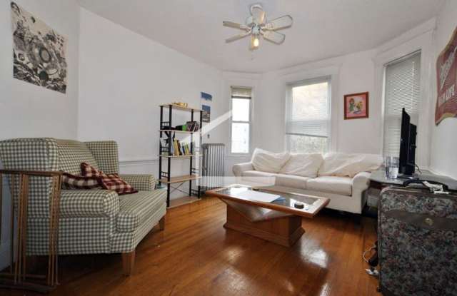 Nice 3 bed in oak square Gallery 3
