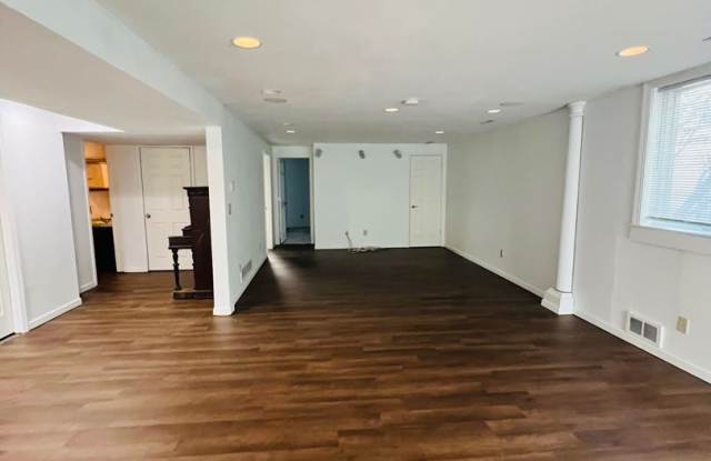 Large 4 Bedroom House in Iowa City Gallery 4