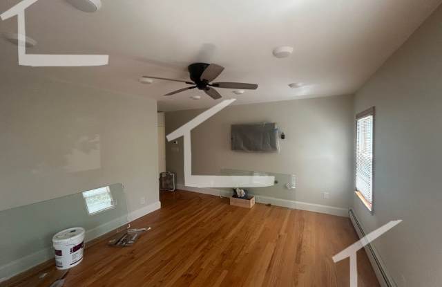 Charming 3.5 Bedroom-No Broker Fee Gallery 4