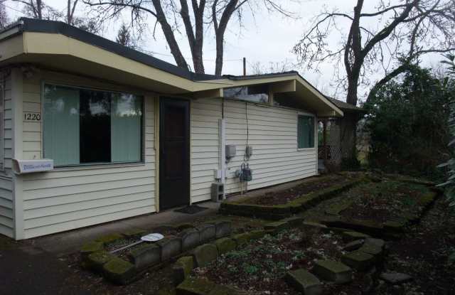 3 Bedroom 1 bath home in Albany - 1220 Old Oak Place Southeast, Albany, OR 97322