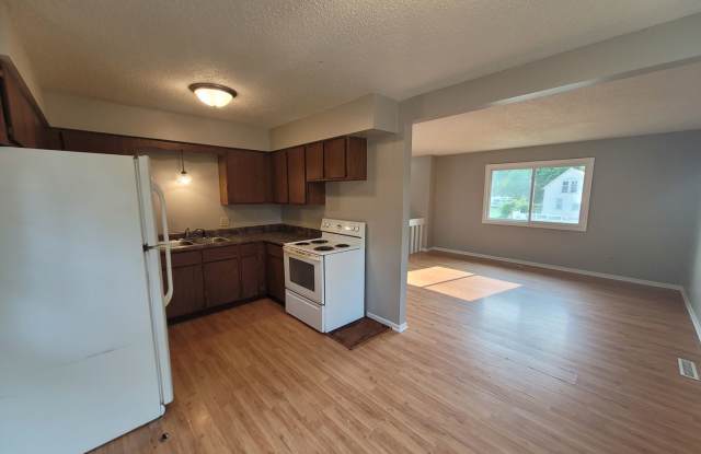 4 Bedroom, 1.5 Bathroom home with fenced yard and covered rear deck Gallery 3