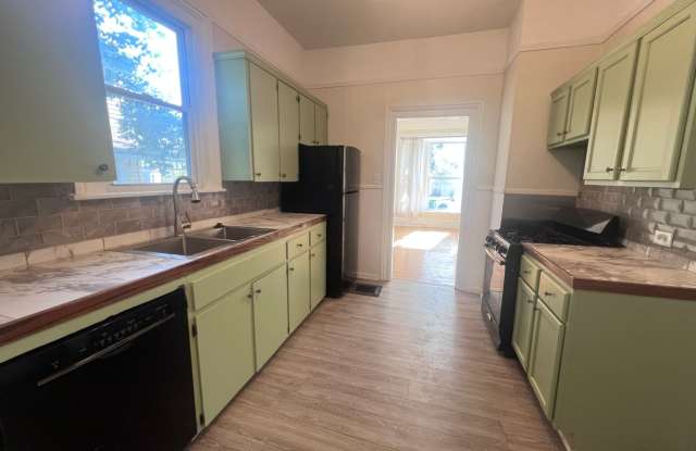 Single Family Home Located Near Medical Mile!! Gallery 3