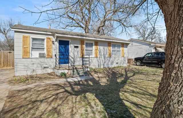 Cozy 3BD/1BTH Home Conveniently Located near I-240 & I-44 photos photos