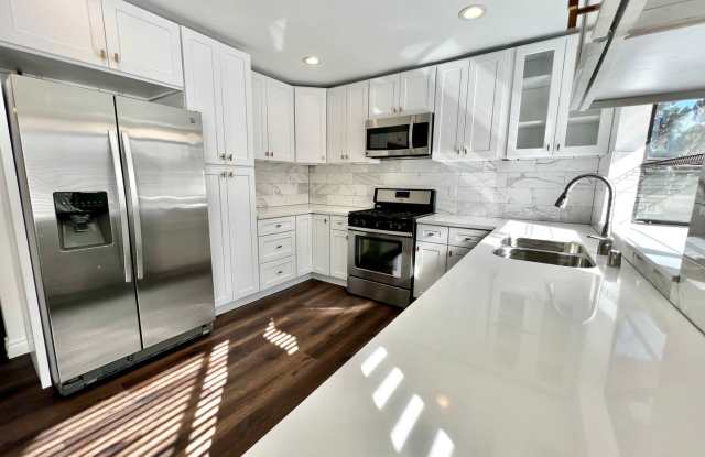 Gorgeous 2 Bedroom 2 1/2 Bath Condo With a Spacious Layout in Canoga Park! Gallery 1