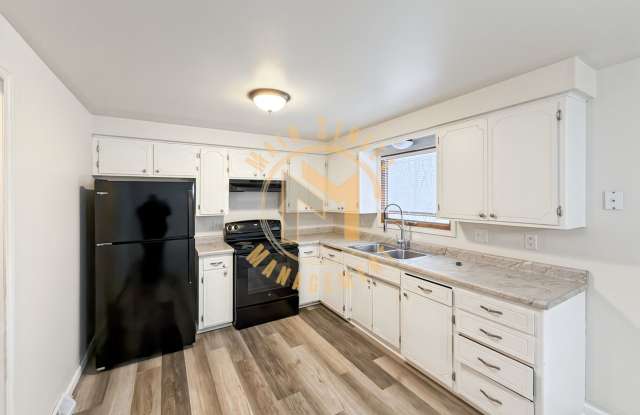 Central Air! 3 Bed 1 Bath Duplex - 2659 Deckner Avenue, Green Bay, WI 54302