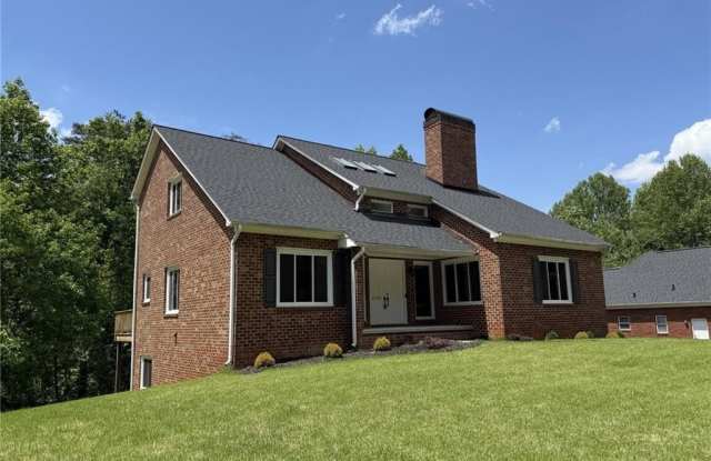 2528 Treetop Lane Gallery 2