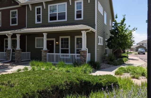 2 STORY END UNIT TOWNHOME W/DETACHED 2 CAR GARAGE AND FENCED YARD. photos photos