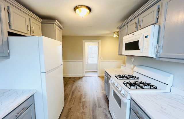 NEWLY RENOVATED 4-BED PENTHOUSE UNIT WITH EASY ACCESS TO HIGHWAY AND PUBLIC TRANSPORTATION! photos photos